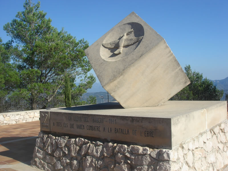 Serra de P?ndols (Terra Alta, Catalunya). Monumento a la Paz con motivo de la Batalla del Ebro. Cota 705 m. 13.10.2007