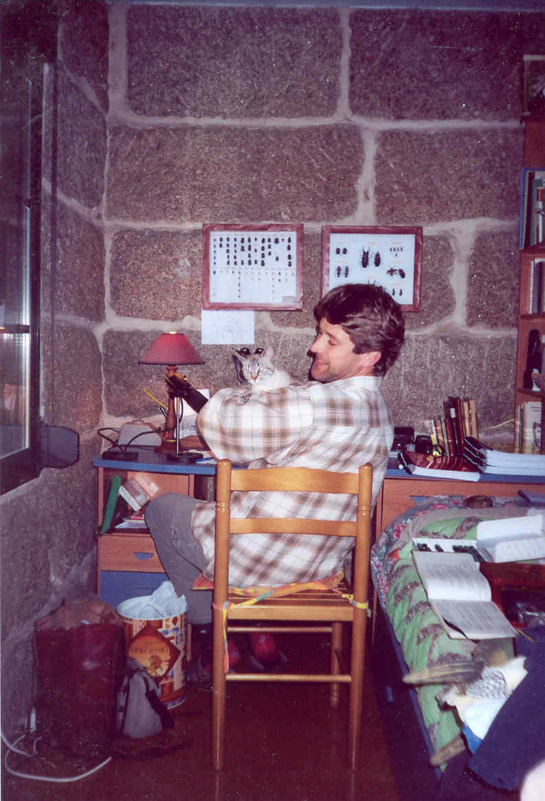 Milka y yo en la mesa de trabajo.