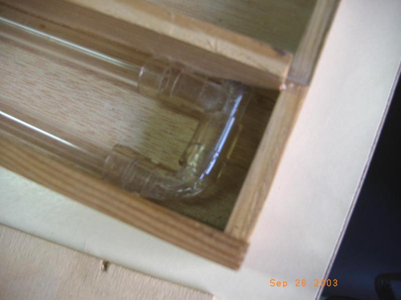 hormiguero de tubos de pl�stico en caja de madera-3