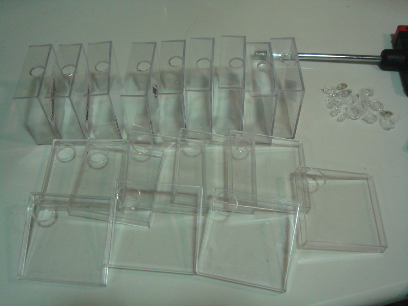 Agujeros en las cajas y tapas de pl�stico nidos laboratorio