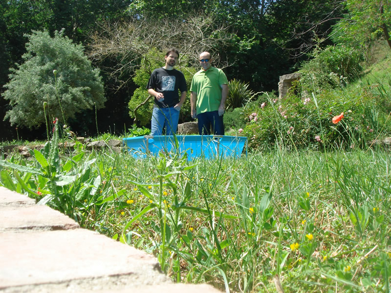 Chousas y Xauxa con la piscina para cazar alados. Sot de la Masia, Montju?c. 7 de junio de 2007