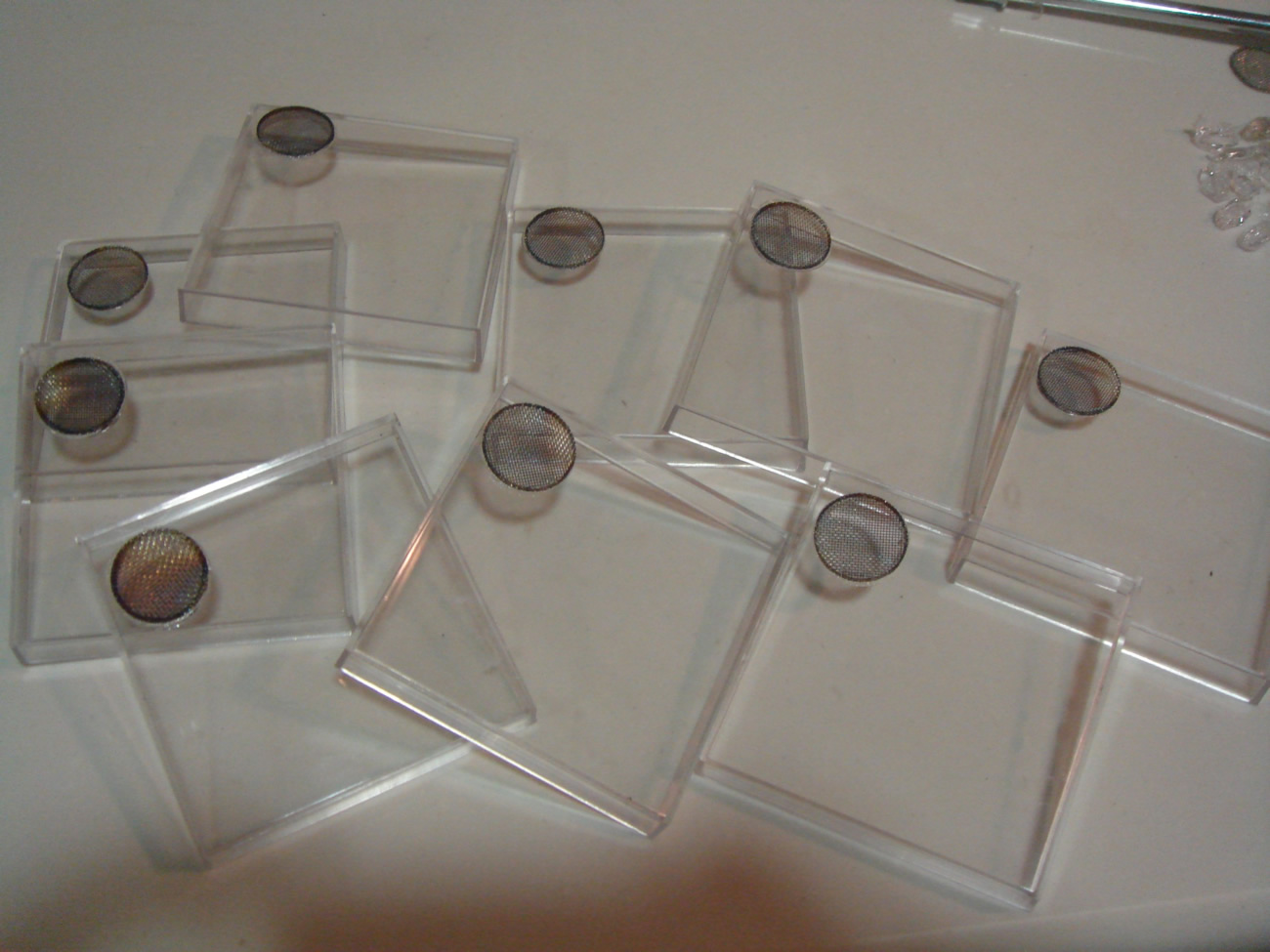 Tapas de plstico con los filtros de acero pegados por fundicin del plstico
