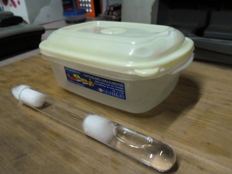 Bote pl�stico y tubo #1