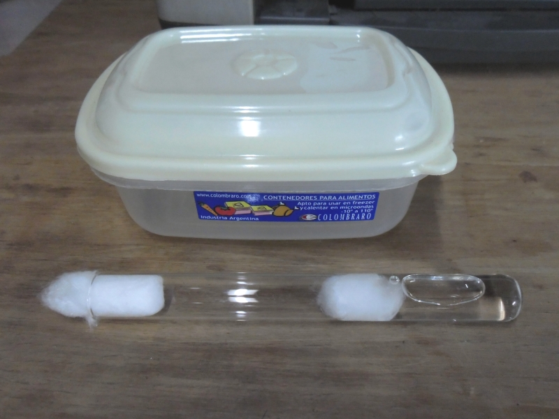 Bote pl�stico y tubo #2