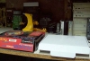 Cajas con potes de cria.